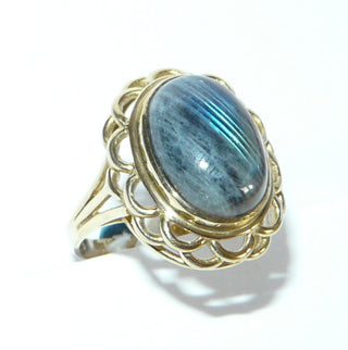 Einzelstück, Unikat-Ring, aus 333 Gelbgold mit einem großen, ovalen, blau schillernden Labardorit-Cabochon, Zargenfassung verspielt umrahmt mit einer Bogengirlande als Spiegel, Ringweite 51,5 - Nur erhältlich im Onlineshop von Juwelier & Goldschmiede Danilo!