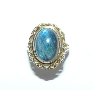 Einzelstück, Unikat-Ring, aus 333 Gelbgold mit einem großen, ovalen, blau schillernden Labardorit-Cabochon, Zargenfassung verspielt umrahmt mit einer Bogengirlande als Spiegel, Ringweite 51,5 - Nur erhältlich im Onlineshop von Juwelier & Goldschmiede Danilo!