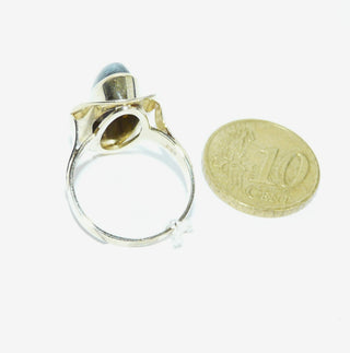 Einzelstück, Unikat-Ring "Spiegelschale" aus 333 Gold mit einem lang-ovalen, blau schillernden Labradorit-Cabochon in Zargenfassung auf einer aufgetieften polierten Schale, Ringweite 55 -	Nur erhältlich im Onlineshop von Juwelier & Goldschmiede Danilo!