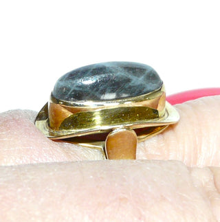Einzelstück, Unikat-Ring "Spiegelschale" aus 333 Gold mit einem lang-ovalen, blau schillernden Labradorit-Cabochon in Zargenfassung auf einer aufgetieften polierten Schale, Ringweite 55 -	Nur erhältlich im Onlineshop von Juwelier & Goldschmiede Danilo!