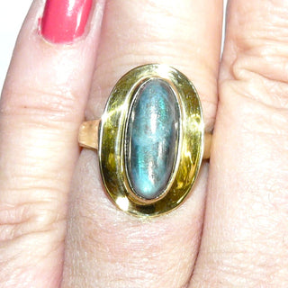 Einzelstück, Unikat-Ring "Spiegelschale" aus 333 Gold mit einem lang-ovalen, blau schillernden Labradorit-Cabochon in Zargenfassung auf einer aufgetieften polierten Schale, Ringweite 55 -	Nur erhältlich im Onlineshop von Juwelier & Goldschmiede Danilo!