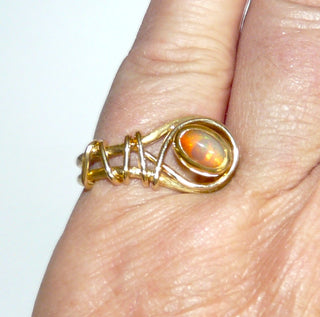 Handgefertigtes Einzelstück, Unikat-Ring "Gewickelt" aus 585 Gold mit einem australischen, grün-orange schillernden Feuer-Opal + einem Peridot-Cabochon, variabel tragbar, zwei Steine in einer Wechsel-Zarge mit Bajonett-Verschluß zum Austauschen, oben offen, daher ein wenig flexibel in der Weite, Ringweite 52,5 - Handarbeiten online bestellen bei Juwelier & Goldschmiede Danilo!