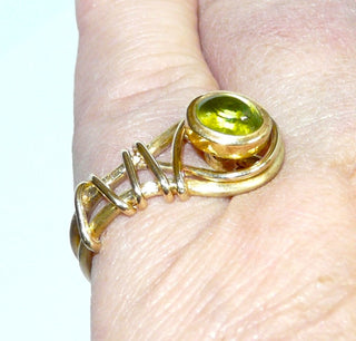 Handgefertigtes Einzelstück, Unikat-Ring "Gewickelt" aus 585 Gold mit einem australischen, grün-orange schillernden Feuer-Opal + einem Peridot-Cabochon, variabel tragbar, zwei Steine in einer Wechsel-Zarge mit Bajonett-Verschluß zum Austauschen, oben offen, daher ein wenig flexibel in der Weite, Ringweite 52,5 - Handarbeiten online bestellen bei Juwelier & Goldschmiede Danilo!