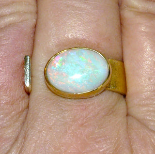 Handgearbeitetes Einzelstück, Unikat-Ring aus 585 Gelbgold poliert + mattiert, massiv verarbeitet mit einem großen, ovalen, weißen kristallinen australischen Opal, der wunderschön in blau, grün und rot schillert, sicher eingefaßt in einer Zargenfassung, Ringweite 57, Ringschiene oben offen, daher leicht in der Ringweite veränderbar - Handarbeiten online bestellen bei Juwelier & Goldschmiede Danilo!