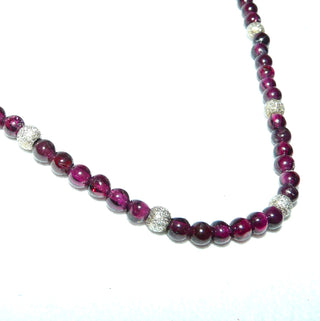 in unserer Werkstatt designtes Einzelstück, Granat-Kugelkette im typischen modernen Granatrot, mit einer Gesamtlänge von 43,5 cm, mit Karabiner-Verschluß + diamantierten Zwischenteilen aus 925 Silber, auf Stahlseil aufgereiht, Stein-Durchmesser 4 mm -	Unikatschmuck nur erhältlich im Onlineshop von Juwelier & Goldschmiede Danilo! 