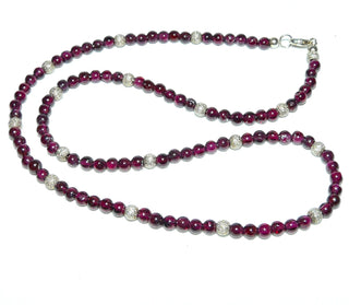 in unserer Werkstatt designtes Einzelstück, Granat-Kugelkette im typischen modernen Granatrot, mit einer Gesamtlänge von 43,5 cm, mit Karabiner-Verschluß + diamantierten Zwischenteilen aus 925 Silber, auf Stahlseil aufgereiht, Stein-Durchmesser 4 mm -	Unikatschmuck nur erhältlich im Onlineshop von Juwelier & Goldschmiede Danilo! 