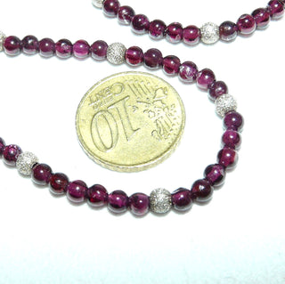 in unserer Werkstatt designtes Einzelstück, Granat-Kugelkette im typischen modernen Granatrot, mit einer Gesamtlänge von 43,5 cm, mit Karabiner-Verschluß + diamantierten Zwischenteilen aus 925 Silber, auf Stahlseil aufgereiht, Stein-Durchmesser 4 mm -	Unikatschmuck nur erhältlich im Onlineshop von Juwelier & Goldschmiede Danilo! 