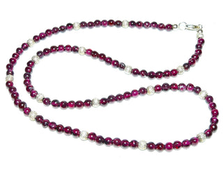 in unserer Werkstatt designtes Einzelstück, Granat-Kugelkette im typischen modernen Granatrot, mit einer Gesamtlänge von 43,5 cm, mit Karabiner-Verschluß + diamantierten Zwischenteilen aus 925 Silber, auf Stahlseil aufgereiht, Stein-Durchmesser 4 mm - Unikatschmuck nur erhältlich im Onlineshop von Juwelier & Goldschmiede Danilo! 