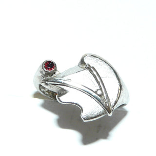 handgefertigtes Einzelstück, Unikat-Granat-Ring "Hahnenkamm" mit einem asymmetrischen Ringkopf, gearbeitet aus 925 Silber mit 1 runden, funkelnd facettierten Granat in schöner Farbe, Ringweite 58,5, paßt Brosch-Anhänger An 0224, An 0228 + Ohr 0112. -	Unikatschmuck nur erhältlich im Onlineshop von Juwelier & Goldschmiede Danilo! 