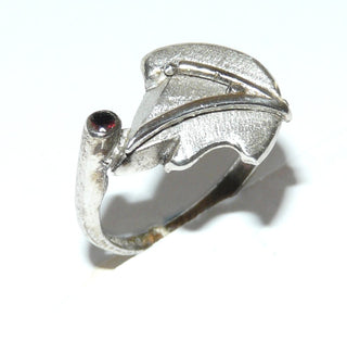 handgefertigtes Einzelstück, Unikat-Granat-Ring "Hahnenkamm" mit einem asymmetrischen Ringkopf, gearbeitet aus 925 Silber mit 1 runden, funkelnd facettierten Granat in schöner Farbe, Ringweite 58,5, paßt Brosch-Anhänger An 0224, An 0228 + Ohr 0112. -	Unikatschmuck nur erhältlich im Onlineshop von Juwelier & Goldschmiede Danilo! 