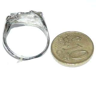 handgefertigtes Einzelstück, Unikat-Granat-Ring "Hahnenkamm" mit einem asymmetrischen Ringkopf, gearbeitet aus 925 Silber mit 1 runden, funkelnd facettierten Granat in schöner Farbe, Ringweite 58,5, paßt Brosch-Anhänger An 0224, An 0228 + Ohr 0112. -	Unikatschmuck nur erhältlich im Onlineshop von Juwelier & Goldschmiede Danilo! 