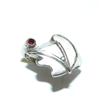 handgefertigtes Einzelstück, Unikat-Granat-Ring "Hahnenkamm" mit einem asymmetrischen Ringkopf, gearbeitet aus 925 Silber mit 1 runden, funkelnd facettierten Granat in schöner Farbe, Ringweite 58,5 - Unikatschmuck nur erhältlich im Onlineshop von Juwelier & Goldschmiede Danilo! 
