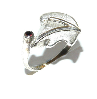 handgefertigtes Einzelstück, Unikat-Granat-Ring "Hahnenkamm" mit einem asymmetrischen Ringkopf, gearbeitet aus 925 Silber mit 1 runden, funkelnd facettierten Granat in schöner Farbe, Ringweite 58,5 - Unikatschmuck nur erhältlich im Onlineshop von Juwelier & Goldschmiede Danilo! 