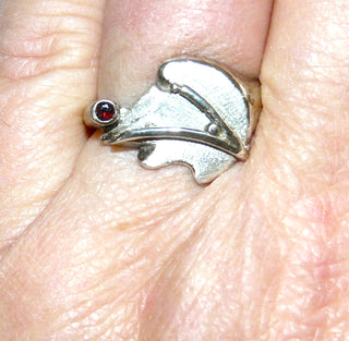 handgefertigtes Einzelstück, Unikat-Granat-Ring "Hahnenkamm" mit einem asymmetrischen Ringkopf, gearbeitet aus 925 Silber mit 1 runden, funkelnd facettierten Granat in schöner Farbe, Ringweite 58,5 - Unikatschmuck nur erhältlich im Onlineshop von Juwelier & Goldschmiede Danilo! 
