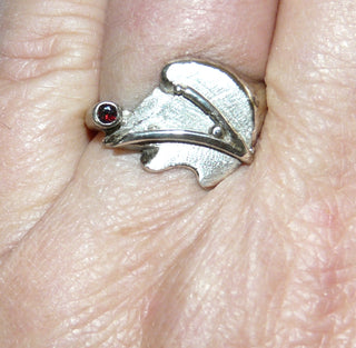 handgefertigtes Einzelstück, Unikat-Granat-Ring "Hahnenkamm" mit einem asymmetrischen Ringkopf, gearbeitet aus 925 Silber mit 1 runden, funkelnd facettierten Granat in schöner Farbe, Ringweite 58,5, paßt Brosch-Anhänger An 0224, An 0228 + Ohr 0112. -	Unikatschmuck nur erhältlich im Onlineshop von Juwelier & Goldschmiede Danilo! 