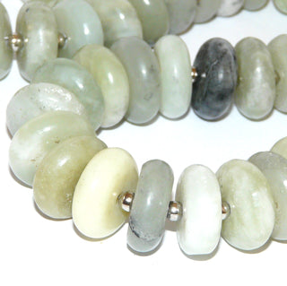 milchiges Einzelstück, Edelsteinkette aus hellgrün-graugrüner Qingbai-Jade, Jadekette, Scheiben Durchmesser 18mm, Magnet-Verschluß Metall, Länge 54cm, flexibel aufgefädelt auf Stahlseide - Goldschmiede Danilo