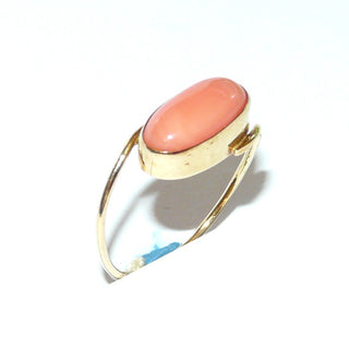 Handgefertigtes Einzelstück, Unikat-Korallenring aus 750 Gold mit einer ovalen Engelshautkoralle 12,5 mm x 6,5 mm in gerader Zargenfassung, diagonal zwischen den Enden der zarten Runddrahtschiene eingefügt, sitzt wie Ringweite 57,5, um 1965-1975. "Angle-Skin-Koralle" Farbanomalie - Goldschmiede Danilo