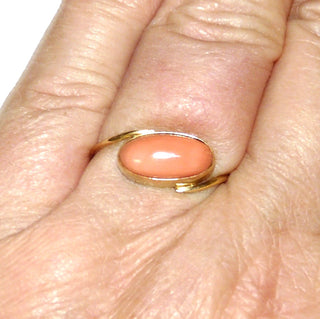 Handgefertigtes Einzelstück, Unikat-Korallenring aus 750 Gold mit einer ovalen Engelshautkoralle 12,5 mm x 6,5 mm in gerader Zargenfassung, diagonal zwischen den Enden der zarten Runddrahtschiene eingefügt, sitzt wie Ringweite 57,5, um 1965-1975. "Angle-Skin-Koralle" Farbanomalie - Goldschmiede Danilo
