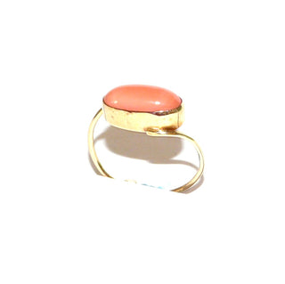 Handgefertigtes Einzelstück, Unikat-Korallenring aus 750 Gold mit einer ovalen Engelshautkoralle 12,5 mm x 6,5 mm in gerader Zargenfassung, diagonal zwischen den Enden der zarten Runddrahtschiene eingefügt, sitzt wie Ringweite 57,5, um 1965-1975. "Angle-Skin-Koralle" Farbanomalie - Goldschmiede Danilo