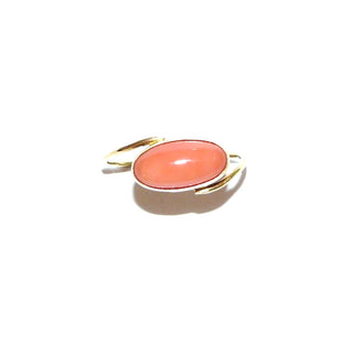 Handgefertigtes Einzelstück, Unikat-Korallenring aus 750 Gold mit einer ovalen Engelshautkoralle 12,5 mm x 6,5 mm in gerader Zargenfassung, diagonal zwischen den Enden der zarten Runddrahtschiene eingefügt, sitzt wie Ringweite 57,5, um 1965-1975. "Angle-Skin-Koralle" Farbanomalie - Goldschmiede Danilo