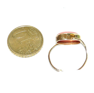 Handgefertigtes Einzelstück, Unikat-Korallenring aus 750 Gold mit einer ovalen Engelshautkoralle 12,5 mm x 6,5 mm in gerader Zargenfassung, diagonal zwischen den Enden der zarten Runddrahtschiene eingefügt, sitzt wie Ringweite 57,5, um 1965-1975. "Angle-Skin-Koralle" Farbanomalie - Goldschmiede Danilo