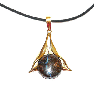 eindrucksvolles Einzelstück, relativ großer Unikat-Opal-Anhänger "Tropfen-Tulpe blauer Fluß" aus 333 Gold mit einem runden, australischen Matrix-Opal, mit schöner blauer Maserung im braunen Muttergestein - Unikate und Pretiosen nur erhältlich im Onlineshop der Goldschmiede Danilo!