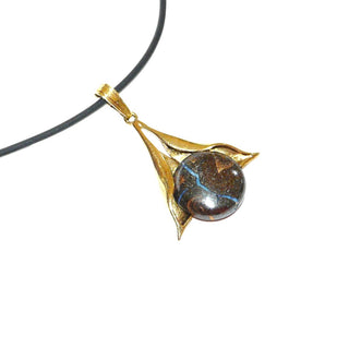 eindrucksvolles Einzelstück, relativ großer Unikat-Opal-Anhänger "Tropfen-Tulpe blauer Fluß" aus 333 Gold mit einem runden, australischen Matrix-Opal, mit schöner blauer Maserung im braunen Muttergestein - Unikate und Pretiosen nur erhältlich im Onlineshop der Goldschmiede Danilo!