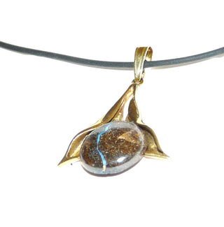 eindrucksvolles Einzelstück, relativ großer Unikat-Opal-Anhänger "Tropfen-Tulpe blauer Fluß" aus 333 Gold mit einem runden, australischen Matrix-Opal, mit schöner blauer Maserung im braunen Muttergestein - Unikate und Pretiosen nur erhältlich im Onlineshop der Goldschmiede Danilo!