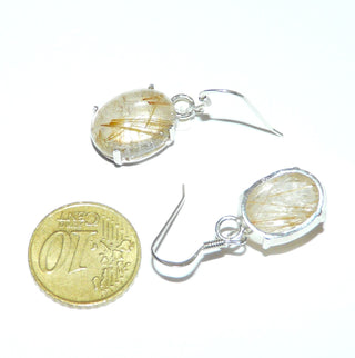 Einzelstücke, Unikat-Ohrhänger "Heugarbe" aus 925 Silber mit je einem ovalen Bergkristall-Cabochon mit Einschlüssen aus goldenen Rutilnadeln, sicher gehalten in 4-Krapper-Chatons, Fischerhaken -	Unikate und Pretiosen nur erhältlich im Onlineshop der Goldschmiede Danilo!