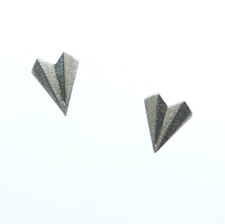 Einzelstücke, Unikat-Ohrstecker "Gefaltet" aus 925 Silber, Diamantmatt, in weiß + geschwärzt, mit 3D-Effekt, dreieckige Form. -	Handgefertigtes Unikat! Nur im Onlineshop von Juwelier & Goldschmiede Danilo!