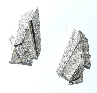 Handgearbeitete Einzelstücke, Unikat-Ohrstecker "Strandwege" aus 925 Silber in Sandstruktur, poliert + mattiert, montiert aus je 5 asymmetrischen Silberstreifen, stabil gefertigt. -	Handgefertigtes Unikat! Nur im Danilo Gold Online Shop!