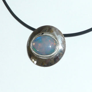 Handgefertigtes Einzelstück, Unikat Opal-Anhänger "Blue Eye" aus 925 Silber mit einem ovalen, blau-grün-rot schillernden australischer Opal, ovaler Stein in einer runden aufgetieften Fläche mit Luftschnitten versehen, poliert, verdeckte Öse (Lieferung erfolgt ohne Kette) -	Handgefertigtes Unikat! Nur im Onlineshop von Juwelier & Goldschmiede Danilo!