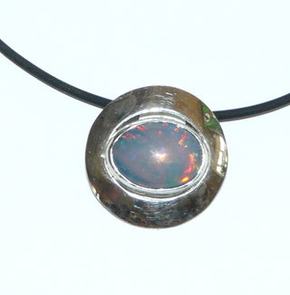 Handgefertigtes Einzelstück, Unikat Opal-Anhänger "Blue Eye" aus 925 Silber mit einem ovalen, blau-grün-rot schillernden australischer Opal, ovaler Stein in einer runden aufgetieften Fläche mit Luftschnitten versehen, poliert, verdeckte Öse (Lieferung erfolgt ohne Kette) -	Handgefertigtes Unikat! Nur im Onlineshop von Juwelier & Goldschmiede Danilo!