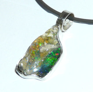 handgearbeitetes Einzelstück, Unikat Opal-Anhänger "Gebirge" aus 925 Silber mit einem asymmetrischen, blau-grün-rot schillernden äthiopischer Welo-Opal, naturgewachsen mit Matrix, in polierter Fassung. (Lieferung erfolgt ohne Kette) -	Handgefertigtes Unikat! Nur im Onlineshop von Juwelier & Goldschmiede Danilo!