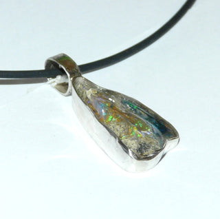 handgearbeitetes Einzelstück, Unikat Opal-Anhänger "Gebirge" aus 925 Silber mit einem asymmetrischen, blau-grün-rot schillernden äthiopischer Welo-Opal, naturgewachsen mit Matrix, in polierter Fassung. (Lieferung erfolgt ohne Kette) -	Handgefertigtes Unikat! Nur im Onlineshop von Juwelier & Goldschmiede Danilo!