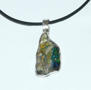 handgearbeitetes Einzelstück, Unikat Opal-Anhänger "Gebirge" aus 925 Silber mit einem asymmetrischen, blau-grün-rot schillernden äthiopischer Welo-Opal, naturgewachsen mit Matrix, in polierter Fassung. (Lieferung erfolgt ohne Kette) -	Handgefertigtes Unikat! Nur im Onlineshop von Juwelier & Goldschmiede Danilo!