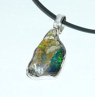 handgearbeitetes Einzelstück, Unikat Opal-Anhänger "Gebirge" aus 925 Silber mit einem asymmetrischen, blau-grün-rot schillernden äthiopischer Welo-Opal, naturgewachsen mit Matrix, in polierter Fassung. (Lieferung erfolgt ohne Kette) -	Handgefertigtes Unikat! Nur im Onlineshop von Juwelier & Goldschmiede Danilo!