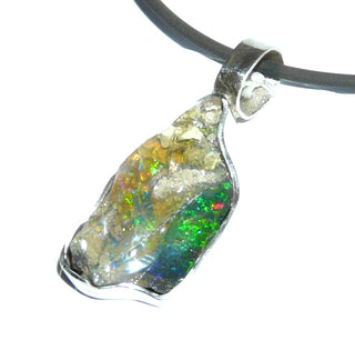 handgearbeitetes Einzelstück, Unikat Opal-Anhänger "Gebirge" aus 925 Silber mit einem asymmetrischen, blau-grün-rot schillernden äthiopischer Welo-Opal, naturgewachsen mit Matrix, in polierter Fassung. (Lieferung erfolgt ohne Kette) -	Handgefertigtes Unikat! Nur im Onlineshop von Juwelier & Goldschmiede Danilo!