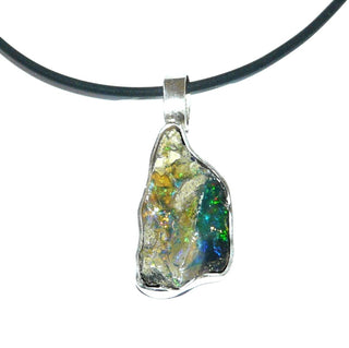 handgearbeitetes Einzelstück, Unikat Opal-Anhänger "Gebirge" aus 925 Silber mit einem asymmetrischen, blau-grün-rot schillernden äthiopischer Welo-Opal, naturgewachsen mit Matrix, in polierter Fassung. (Lieferung erfolgt ohne Kette) -	Handgefertigtes Unikat! Nur im Onlineshop von Juwelier & Goldschmiede Danilo!