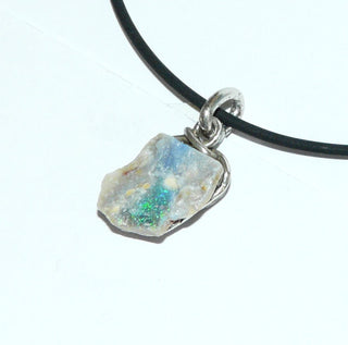 handgearbeitetes Einzelstück, Unikat Opal-Anhänger "Kiesel" mit einem australischen blau-grün schillernden Matrix-Opal / Naturopal in 925 Silber gewickelt, asymmetrisch, weiße Matrix -	Handgefertigtes Unikat! Nur im Onlineshop von Juwelier & Goldschmiede Danilo!