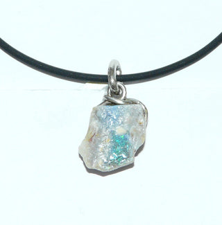 handgearbeitetes Einzelstück, Unikat Opal-Anhänger "Kiesel" mit einem australischen blau-grün schillernden Matrix-Opal / Naturopal in 925 Silber gewickelt, asymmetrisch, weiße Matrix -	Handgefertigtes Unikat! Nur im Onlineshop von Juwelier & Goldschmiede Danilo!