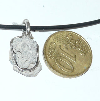 handgearbeitetes Einzelstück, Unikat Opal-Anhänger "Kiesel" mit einem australischen blau-grün schillernden Matrix-Opal / Naturopal in 925 Silber gewickelt, asymmetrisch, weiße Matrix -	Handgefertigtes Unikat! Nur im Onlineshop von Juwelier & Goldschmiede Danilo!