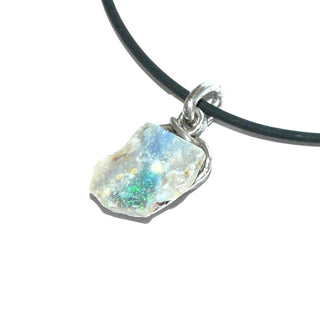 handgearbeitetes Einzelstück, Unikat, rustikaler Opal-Anhänger "Kiesel" mit einem australischen blau-grün schillernden Matrix-Opal / Naturopal in 925 Silber Draht gewickelt, asymmetrisch, weiße Matrix auf der Rückseite - Handgefertigtes Unikat! Nur im Onlineshop von Juwelier & Goldschmiede Danilo!