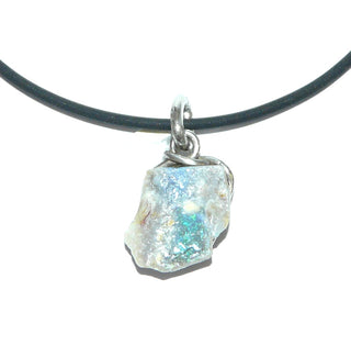 handgearbeitetes Einzelstück, Unikat, rustikaler Opal-Anhänger "Kiesel" mit einem australischen blau-grün schillernden Matrix-Opal / Naturopal in 925 Silber Draht gewickelt, asymmetrisch, weiße Matrix auf der Rückseite - Handgefertigtes Unikat! Nur im Onlineshop von Juwelier & Goldschmiede Danilo!