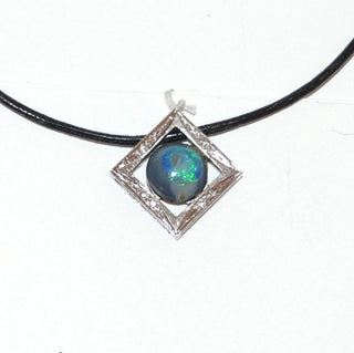 Einzelstück, quadratischer, luftiger Unikat-Opal-Anhänger, mit einem runden, australischen, blau-grün-schillernden Voll-Opal sowie 8 Brillanten von zusammen 0,05 Karat sicher im Verschnitt eingefaßt, massiv 585 Weißgold, Aufhängung zum Durchfädeln -	Unikatschmuck nur erhältlich im Onlineshop von Juwelier & Goldschmiede Danilo! 
