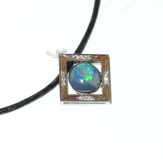 Einzelstück, quadratischer, luftiger Unikat-Opal-Anhänger, mit einem runden, australischen, blau-grün-schillernden Voll-Opal sowie 8 Brillanten von zusammen 0,05 Karat sicher im Verschnitt eingefaßt, massiv 585 Weißgold, Aufhängung zum Durchfädeln -	Unikatschmuck nur erhältlich im Onlineshop von Juwelier & Goldschmiede Danilo! 
