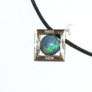 Einzelstück, quadratischer, luftiger Unikat-Opal-Anhänger, mit einem runden, australischen, blau-grün-schillernden Voll-Opal sowie 8 Brillanten von zusammen 0,05 Karat sicher im Verschnitt eingefaßt, massiv 585 Weißgold, Aufhängung zum Durchfädeln -	Unikatschmuck nur erhältlich im Onlineshop von Juwelier & Goldschmiede Danilo! 
