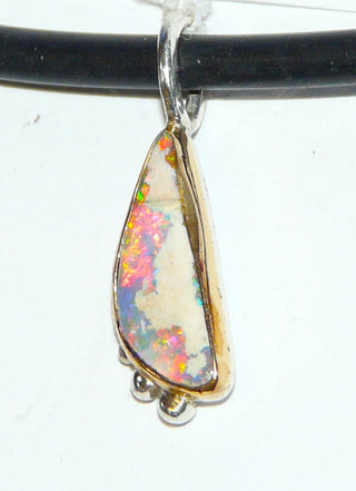 handgefertigtes Einzelstück, Unikat Opal-Anhänger mit einem australischer Opal in Freeform, mit hellem Muttergestein verwachsen, 750 Gold Zarge + 925 Silber, schillert in herrlichen Farben rot, blau + grün -	Handgefertigtes Unikat! Nur im Onlineshop von Juwelier & Goldschmiede Danilo!