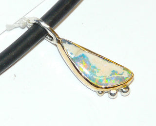 handgefertigtes Einzelstück, Unikat Opal-Anhänger mit einem australischer Opal in Freeform, mit hellem Muttergestein verwachsen, 750 Gold Zarge + 925 Silber, schillert in herrlichen Farben rot, blau + grün -	Handgefertigtes Unikat! Nur im Onlineshop von Juwelier & Goldschmiede Danilo!