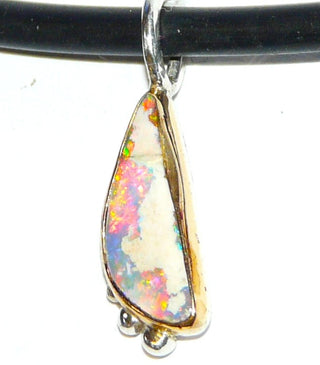 handgefertigtes Einzelstück, Unikat Opal-Anhänger mit einem australischer Opal in Freeform, mit hellem Muttergestein verwachsen, 750 Gold Zarge + 925 Silber, schillert in herrlichen Farben rot, blau + grün -	Handgefertigtes Unikat! Nur im Onlineshop von Juwelier & Goldschmiede Danilo!